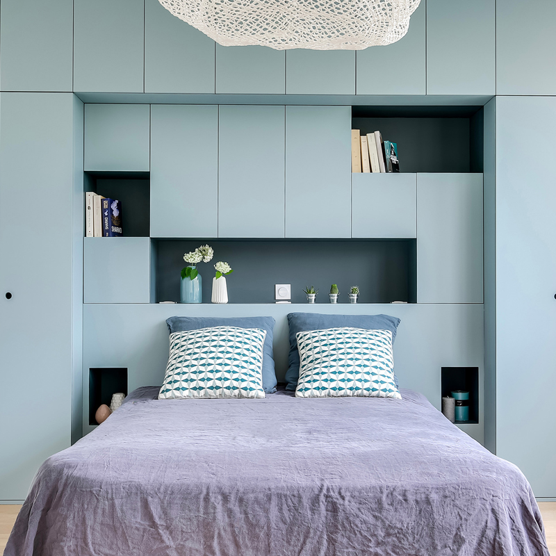 rénovation chambre tête de lit et dressing sur-mesure bleue avec verrière et suspension nuage