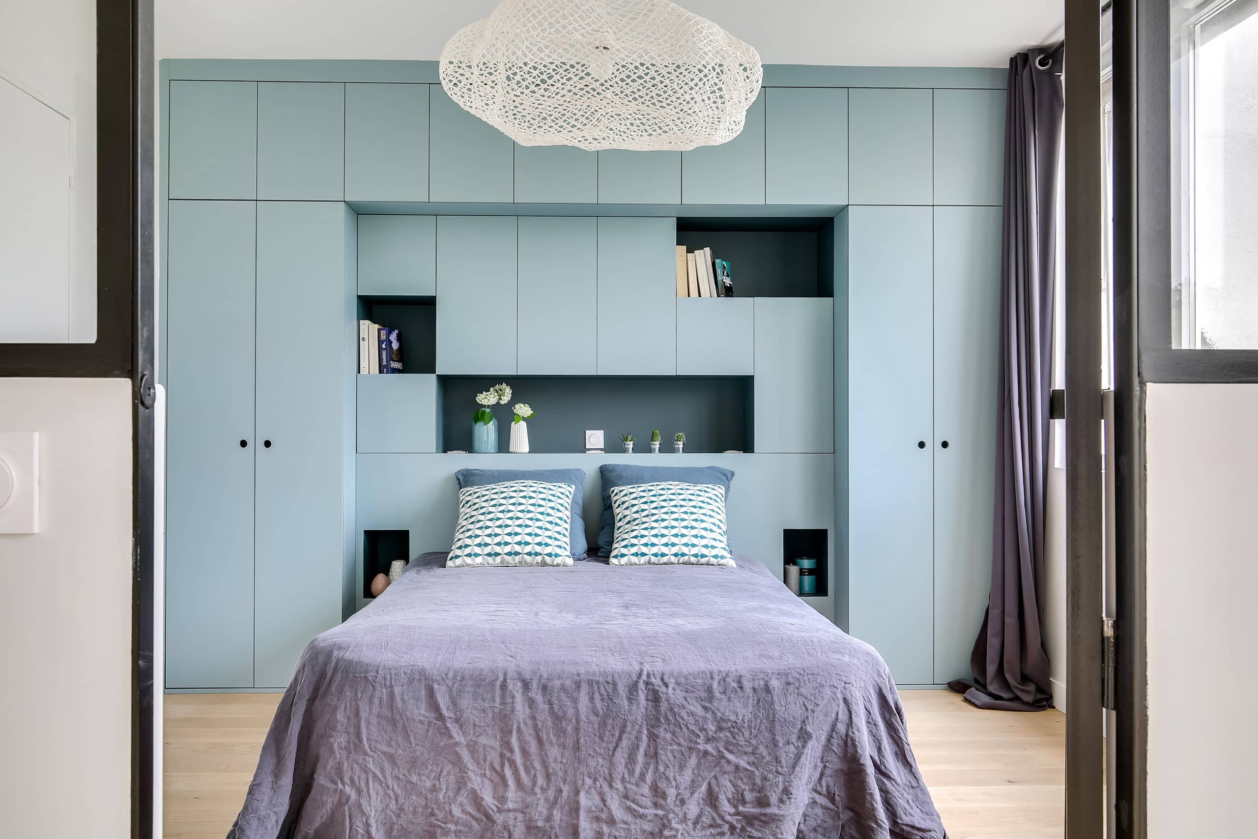 rénovation chambre tête de lit et dressing sur-mesure bleue avec verrière et suspension nuage