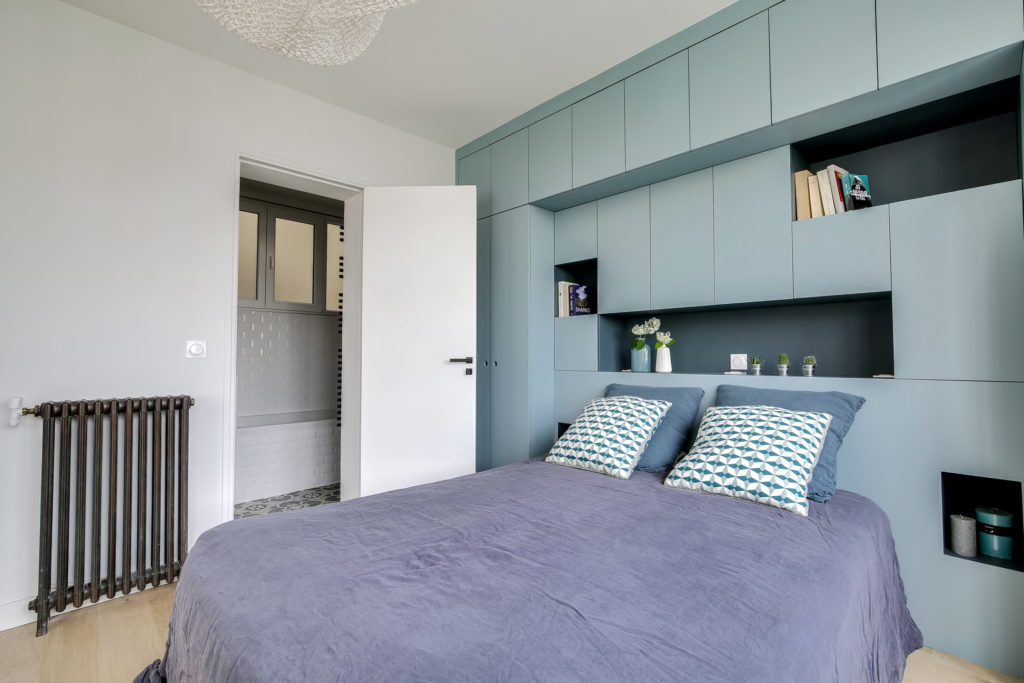 rénovation chambre tête de lit et dressing sur-mesure gris bleu et vues sur la salle de bain