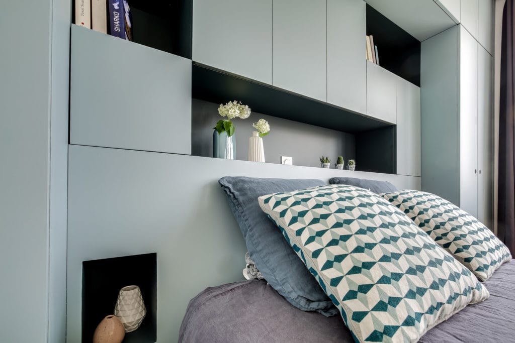 rénovation chambre tête de lit sur-mesure gris bleu avec niches murs et merveilles