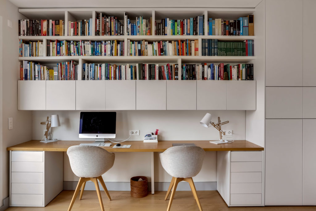 rénovation - bureau séjour - bureau bibliothèque sur mesure - blanc cassé - bois