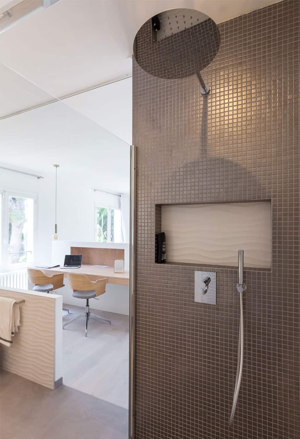 rénovation - villa - salle de bain douche - blanc - bois - mosaïque brillante - niche sur mesure robinetterie encastree - murs et merveilles