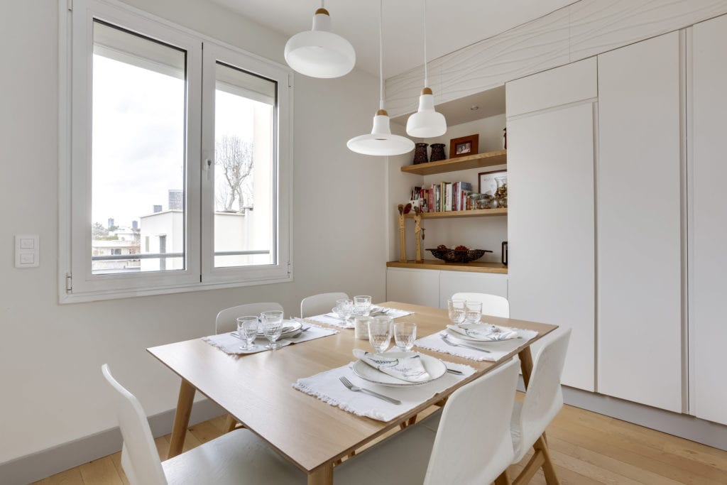 Rénovation - appartement - Neuilly - bois blanc et gris - salle à manger