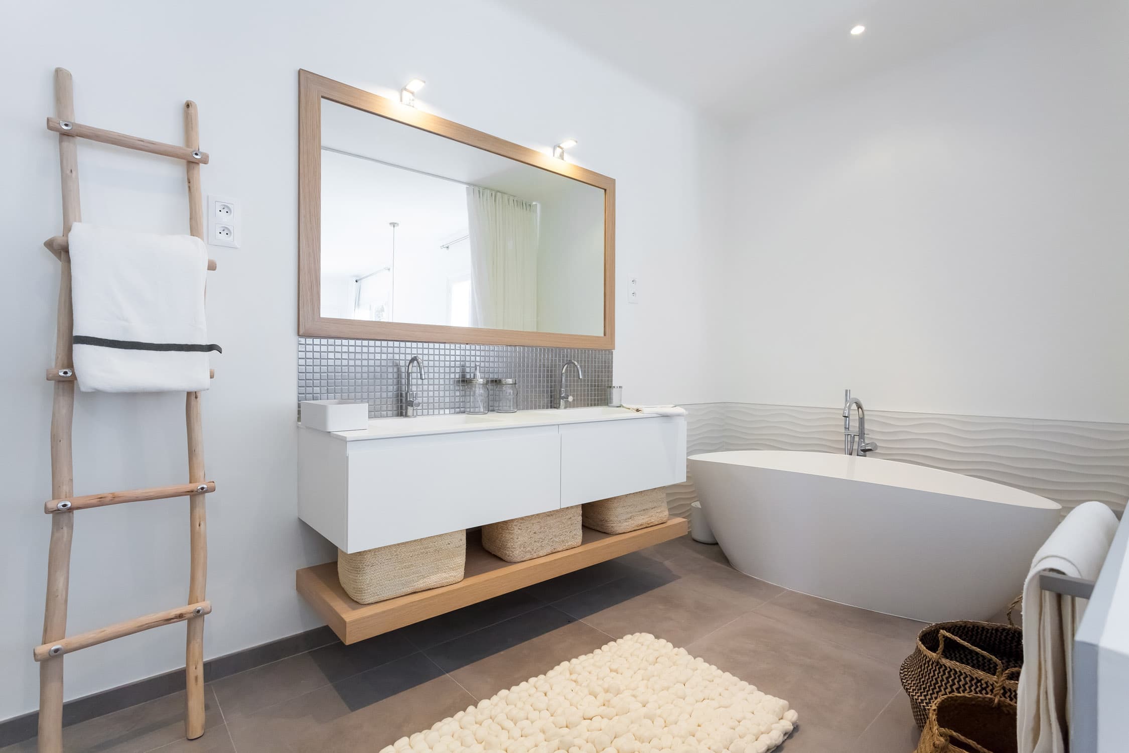 rénovation - villa - salle de bain douche - blanc - bois - mosaïque brillante - carrelage porcelanosa