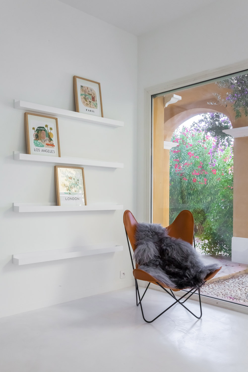 rénovation - villa Marseille espace lecture fauteuil cuir Papillon étagères - Murs et Merveilles
