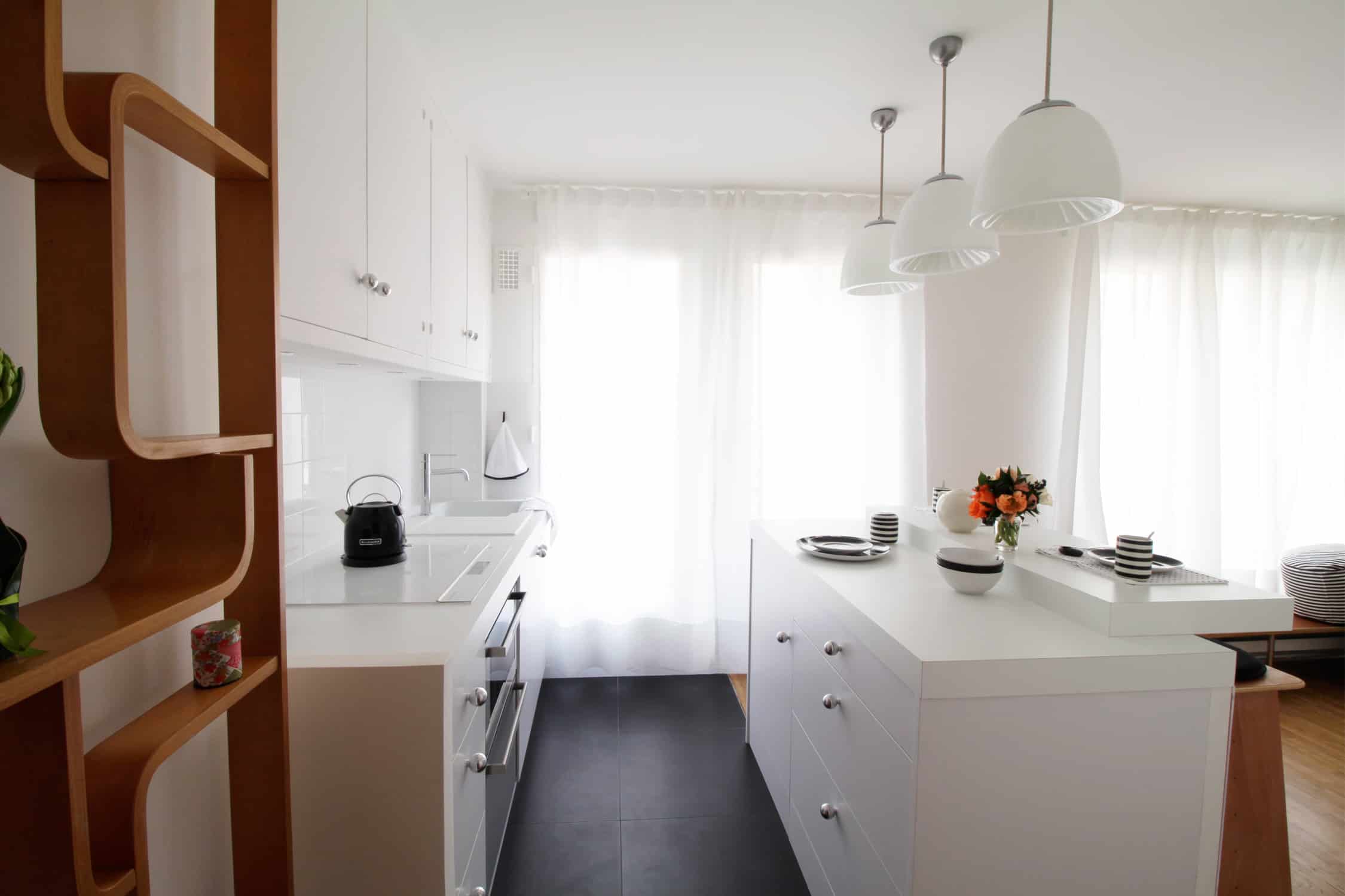 Murs et merveilles - rénovation appartement pairs cherche-midi - studio - cuisine blanche sur-mesure avec ilot