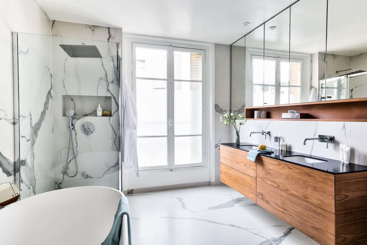 Rénovation - salle de bain -douche à l'italienne- marbre blanc - bois