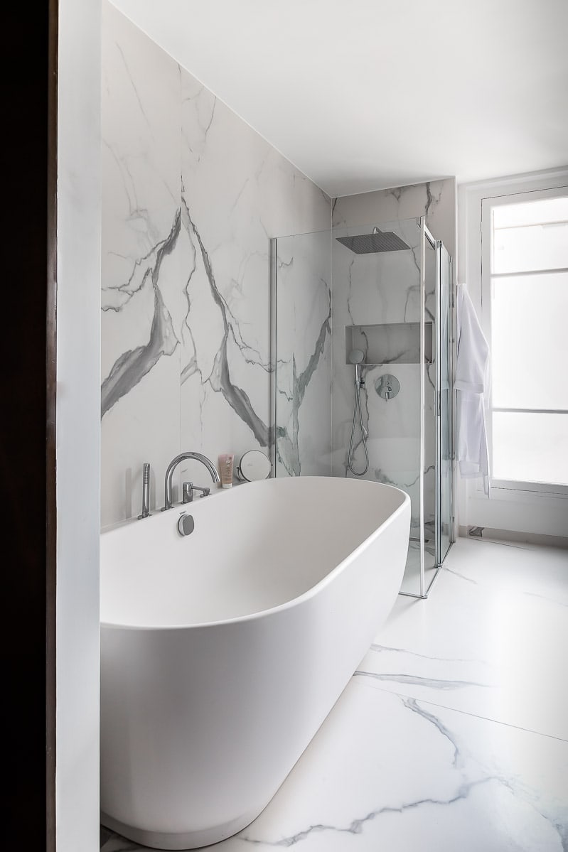 Rénovation - salle de bain -douche à l'italienne- marbre blanc