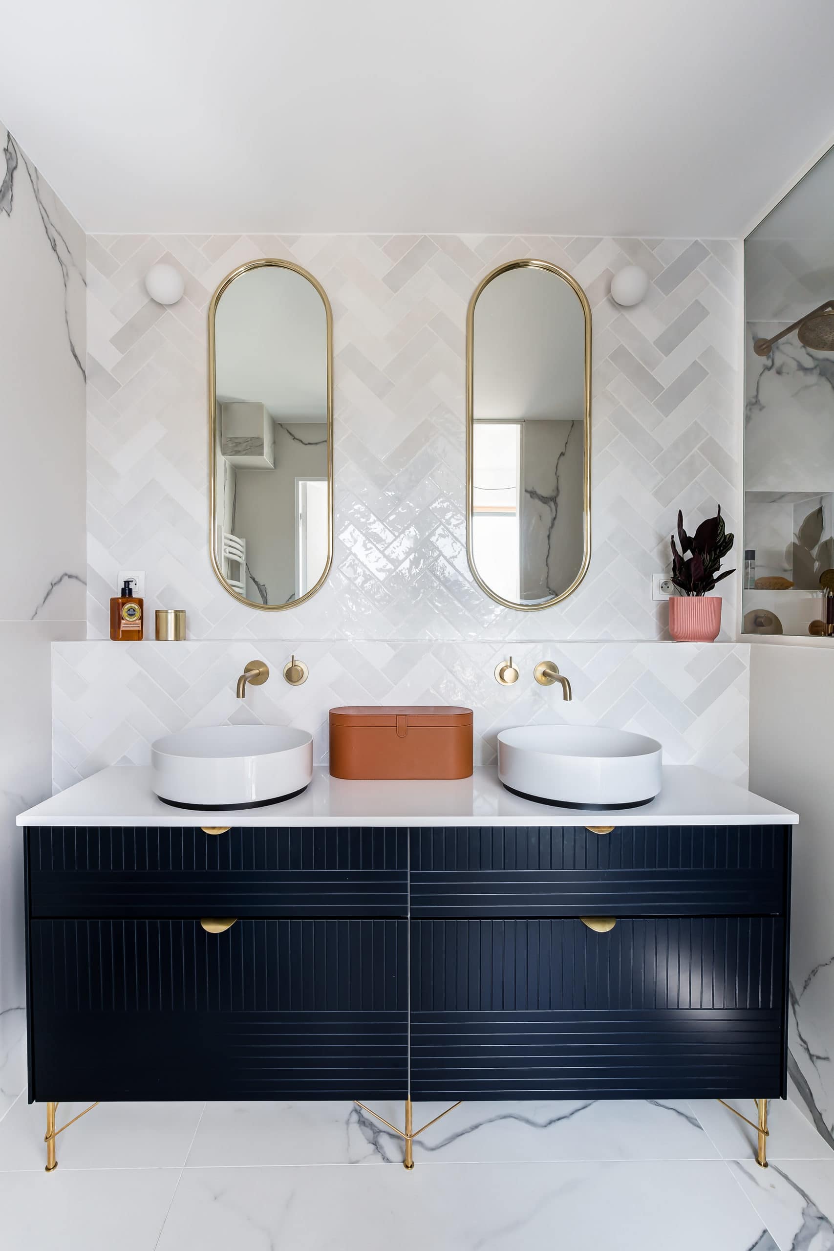 salle de bain du projet seguin en carrelage effet marbre allié à des zelliges blancs, un meuble vasque infinity blue et une robinetterie en laiton brossé