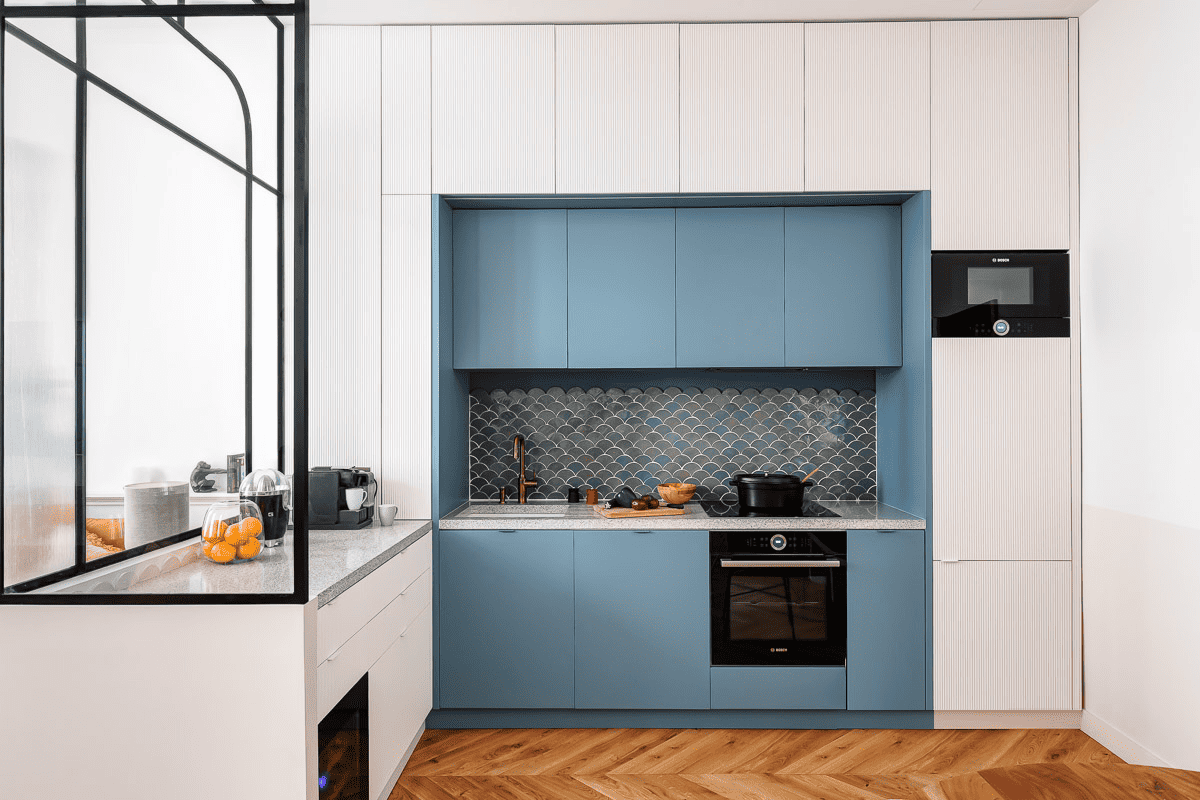 Rénovation - séjour salon - verrière- blanc et bleu - architecte d'intérieur