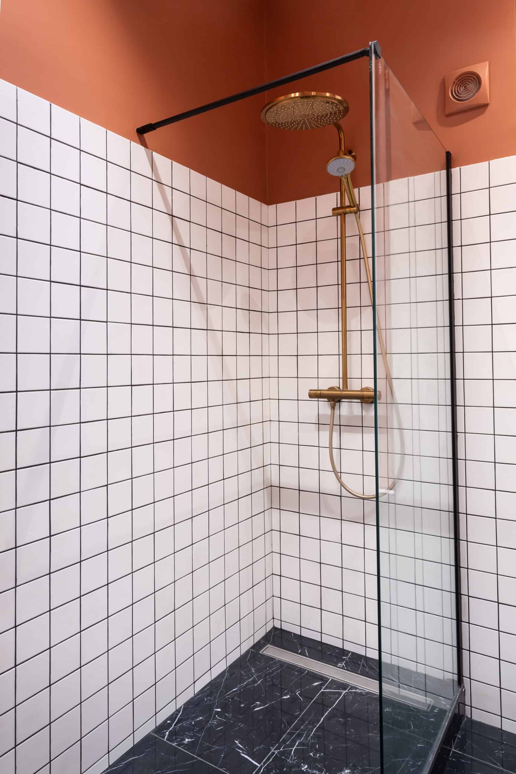 Rénovation - salle de bain -Douche à l'italienne- carrelage bleu - Terrazzo