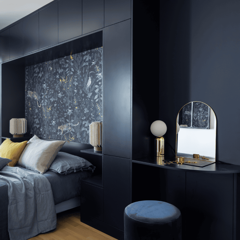 Chambre parentale avec tête de lit sur mesure dans les teintes bleu nuit