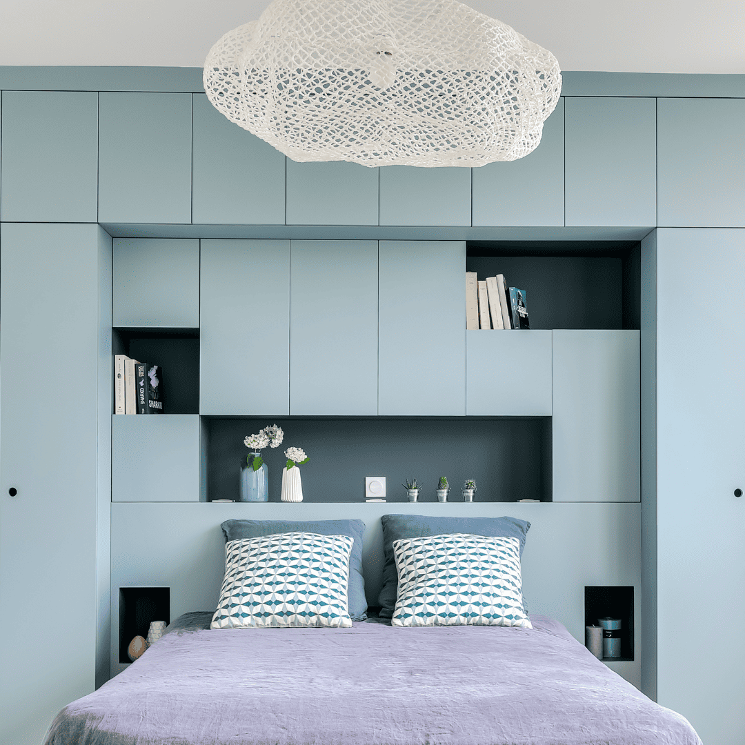 chambre avec dressing intégré tête de lit et niches ouvertes en bleu et gris avec une suspension nuage